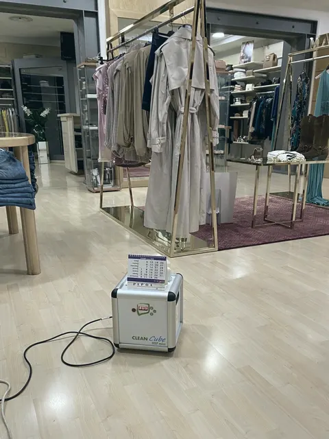 L’atomizzatore Clean Cube sul pavimento di un negozio di abbigliamento vuoto