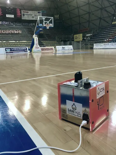L’ICUBE mini con l’adesivo CTA sul parquet di un palazzetto dello sport vuoto
