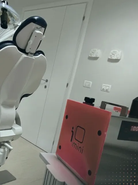 L’ICUBE mini accanto alla poltrona di uno studio dentistico vuoto