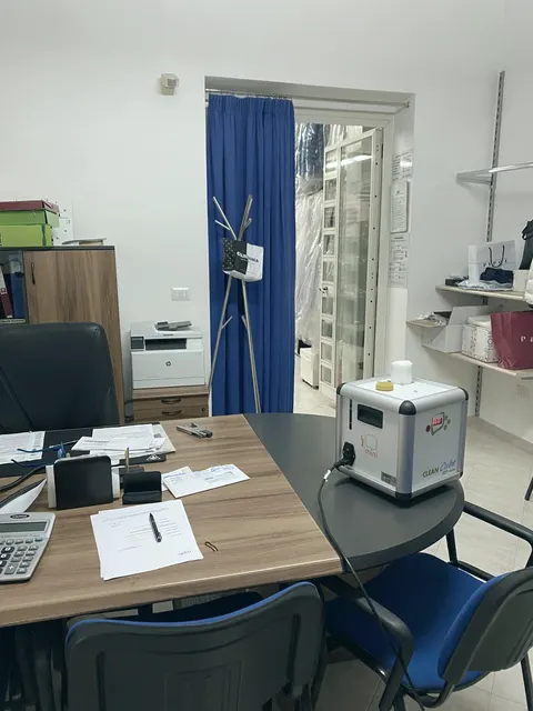 L’atomizzatore Clean Cube su una scrivania di un ufficio vuoto